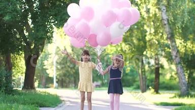 小女孩带气球的肖像。 两个小女朋友牵着手，微笑着看着镜头。 慢慢慢慢